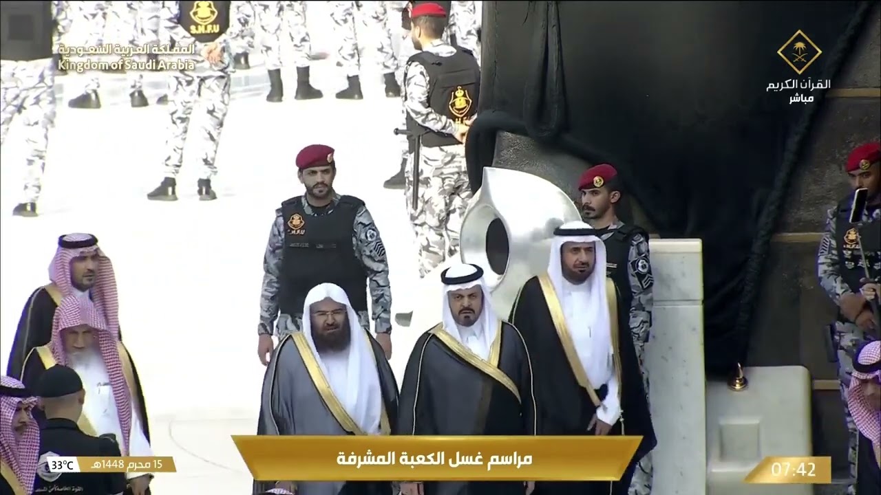 نائب أمير منطقة مكة المكرمة، يقبِّل الحجر الأسود عقب الانتهاء من مراسم ‎#غسل