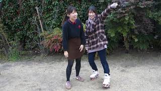 ゆるっと手押し相撲を楽しんでいる二人　Two People Enjoying a Relaxed Game of Push Sumo