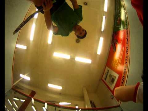 Brutální útok ramenem na soupeře při squashi