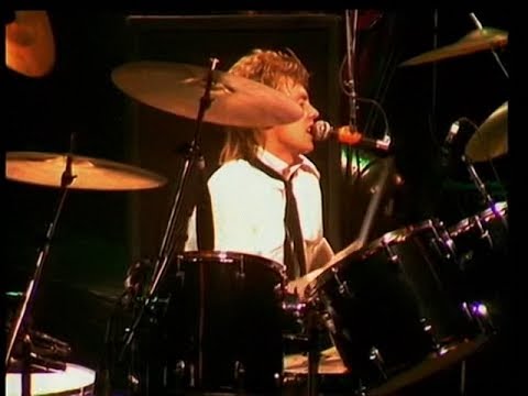 Queen - I'm In Love With My Car - Hammersmith 1979 (clean up)
