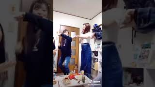 【TikTok】胸をがっつり揉まれてるw