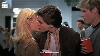 Download lagu The Girl Next Door : Tous les yeux sur elle mp3