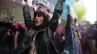 Alla Biennale irrompono le Pussy Riot: fumogeni e cori anti-Putin