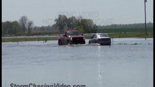 preview picture of video '4/25/2013 Dutchtown, MO Drivers drive thrur river flooding'