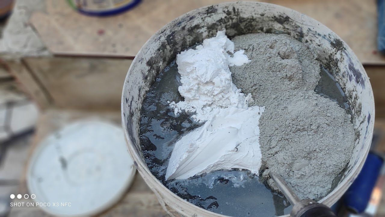 Pedreiro mistura CIMENTO ARGAMASSA E MASSA ACRÍLICA, serve pra piso, cerâmica, laje, parede  tijolo