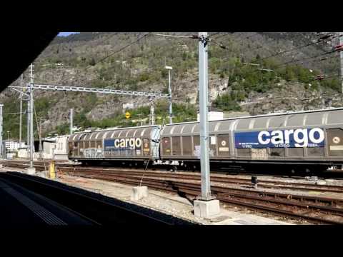 Re 4/4 SBB CON LOCOMOTORE DA MANOVRA CON CISTERNE E CARRI CHIUSI ARRIVA A BRIG.(CH) 24 - 4 - 2017