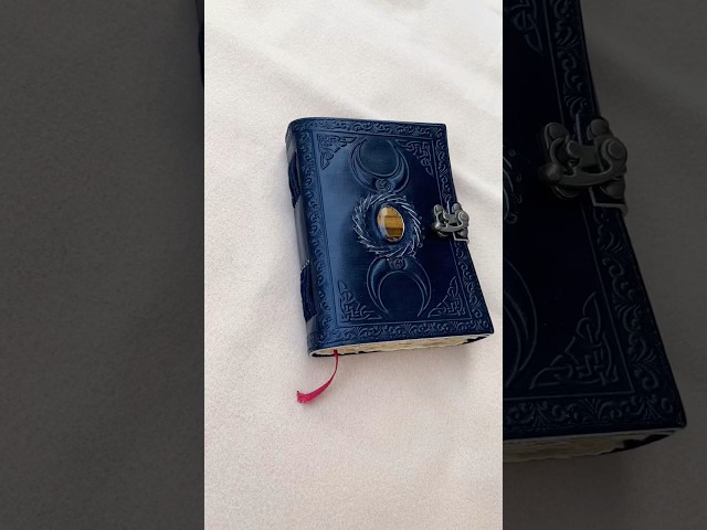 Vídeo relacionado con Diario de cuero hecho a mano Lapis Stone Crystal Black Triple Moon - Libro de sombras, Papel de borde antiguo - Cuaderno de bocetos, Grimoire, Libro de hechizos en blanco,