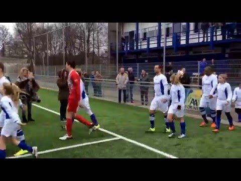 Purmersteijn-Zouaven: opkomst elftallen met arbiter Roelof Luinge.