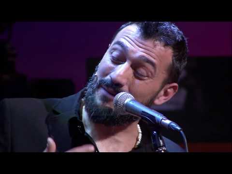 Ervin Bejleri risjell "Mariaçi" me Alar Band në Soirée