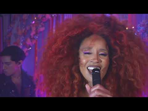 Lion Babe Performs Live Medley of "Hit the Ceiling" + "Rockets" & "Treat Me Like Fire"