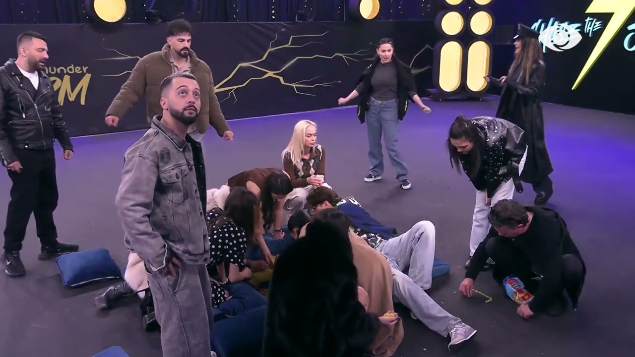 Gjatë përgatitjes banorët këndojnë dhe kërcejnë këngën “Mora fjalë”