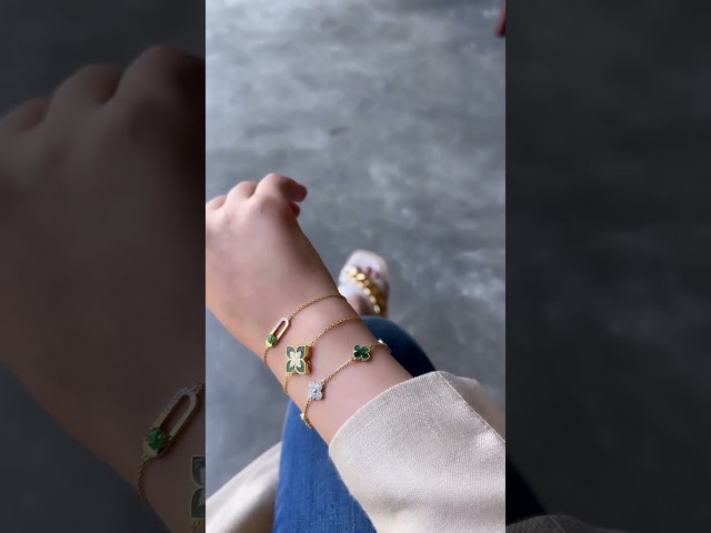 أسورة ورد أنيقة باللون الذهبي (B599) .