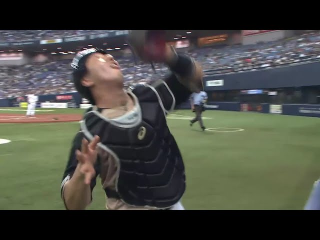 【8回裏】ファイターズ・市川 カメラマン席に飛び込む気迫の好プレー!! 2016/7/13 Bs-F