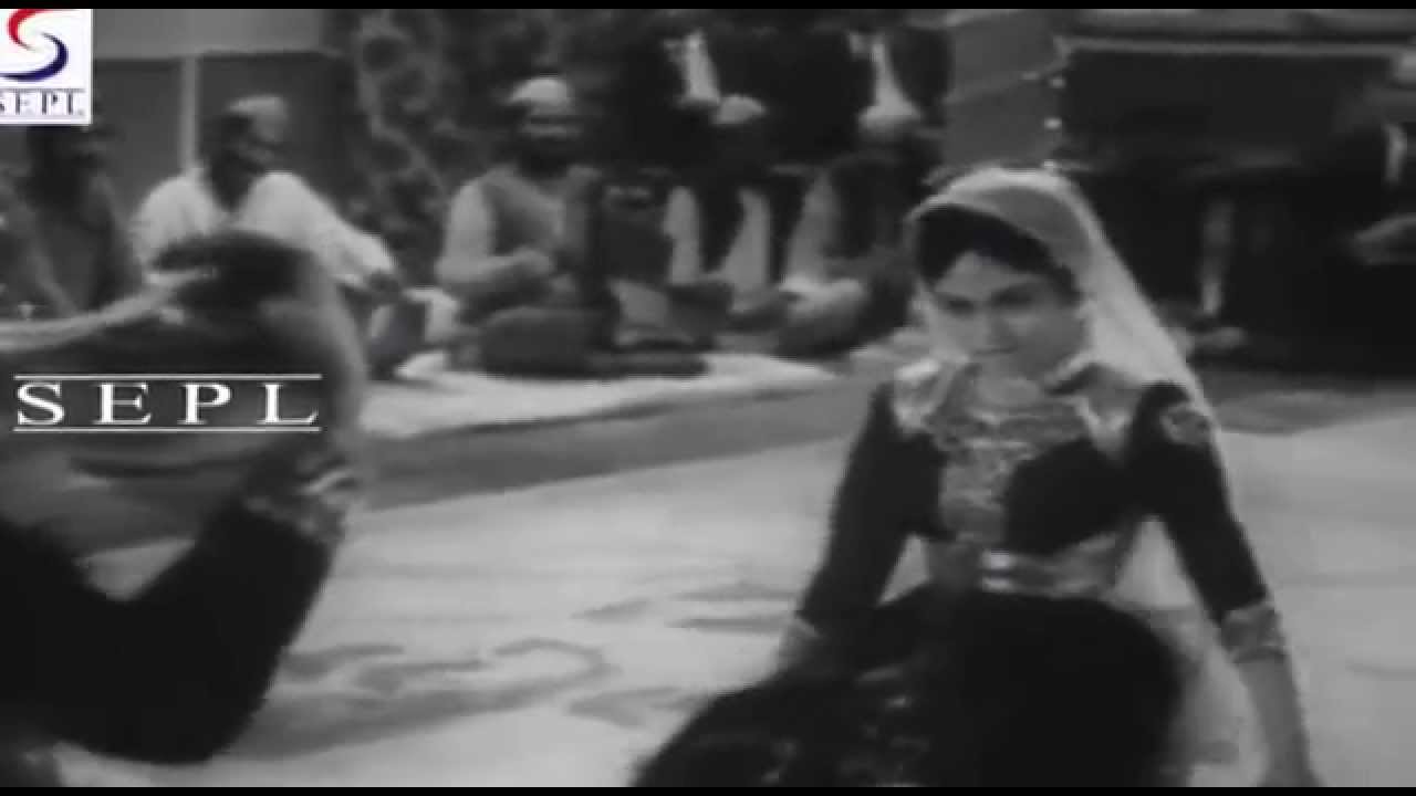 Bhari Mehfil Me Ishare Se Lyrics | Us Raat Ke Baad | Asha Bhosle | Hemant Kumar