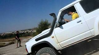 preview picture of video 'Nissan Patrol saliendo del foso'