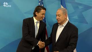 ראש הממשלה בנימין נתניהו נפגש עם היועץ הבכיר של נשיא ארה"ב עמוס הוכשטיין (עדכוני משרד ראש הממשלה) - התמונה מוצגת ישירות מתוך אתר האינטרנט יוטיוב. זכויות היוצרים בתמונה שייכות ליוצרה. קישור קרדיט למקור התוכן נמצא בתוך דף הסרטון