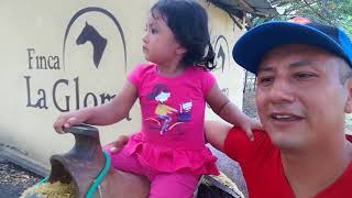 preview picture of video 'EILEEN Yong Macas, Paseo a caballo con Papá...'
