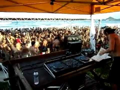 Dj Nill Lumertz mixing at The Week Sunset @ Praia Mole - 20/02 - Carnaval 2012