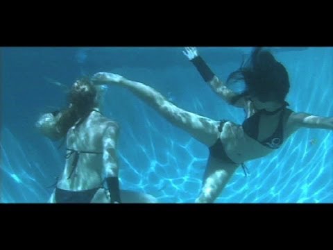 2 Girls Fighting in Bikini