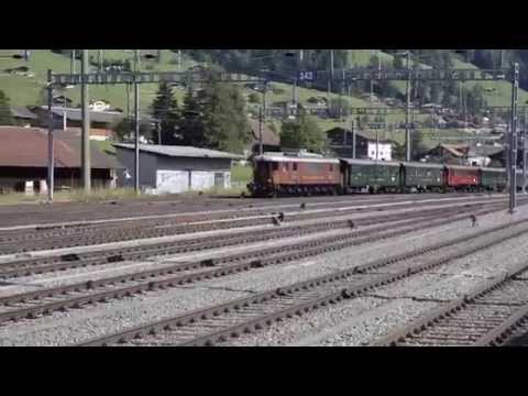 BLS Ae 6/8 205 mit historischer Komposition bei der Einfahrt in Frutigen