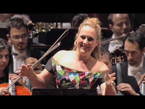 Η υψίφωνος [[#Diana Damrau [Ντιάνα Νταμράου]#]] ερμηνεύει τη σκηνή τρέλας της Dinorah [Ντινορά] "Ombre légère" ["Ελαφρά σκιά"] από τη Συγχώρηση του Πλοερμέλ [Le pardon de Ploërmel] (1859) του [[#Giacomo Meyerbeer [Τζάκομο Μάγιερμπέερ]#]], υπό τον [[#Antonio Pappano [Αντόνιο Παππάνο]#]]. Η δεξιοτεχνική κολορατούρα μέσα σε ποιμενικό βρετονικό περιβάλλον δείχνει την ευελιξία της οπερά-κωμίκ να φιλοξενεί φωνητικές υπερβολές σε ηθογραφική σύλληψη.