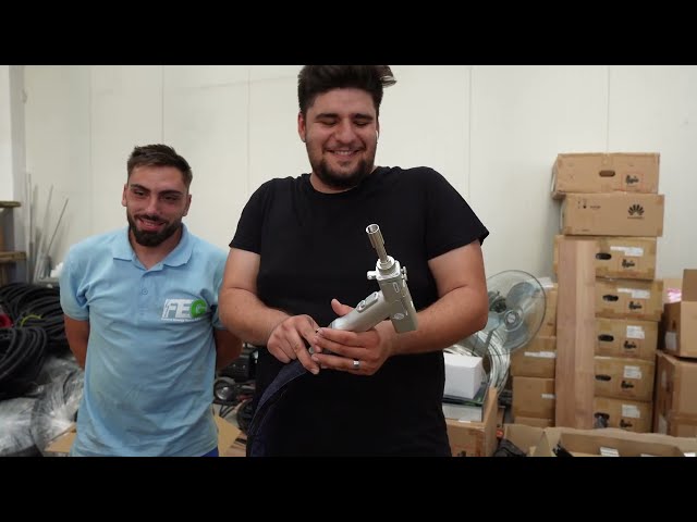 Aparat laser 3-in-1 Uzinex livrat Future Energy Group București pentru sudură, curățare și debitare în atelierul fotovoltaic