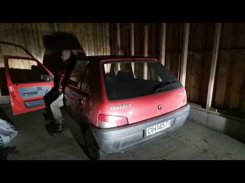 - Sindre lifting a Peugeot 106 -