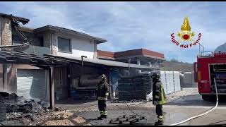 montefalcione-scoppia-incendio-in-un-azienda-vigili-del-fuoco-al-lavoro