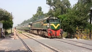 preview picture of video 'Pakistan Railways GMU 4712 with 8 Dn Tezgam near lahore Race Club'