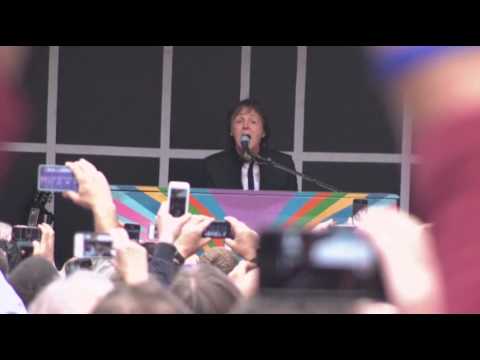 Sir Paul 'pops Up' in Times Square