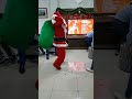 Papá Noel se cae y sigue Bailando