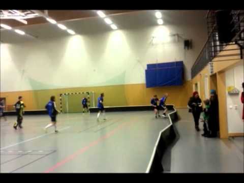 Hagunda värmer upp med fotboll.