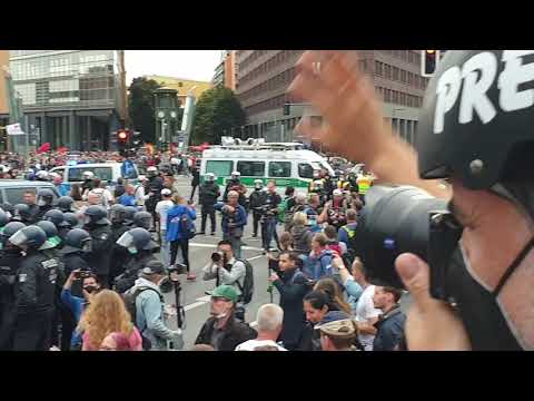 Ohne Helm und ohne Knüppel seid ihr nix. Berlin Demo 28.08.2021 Polizei