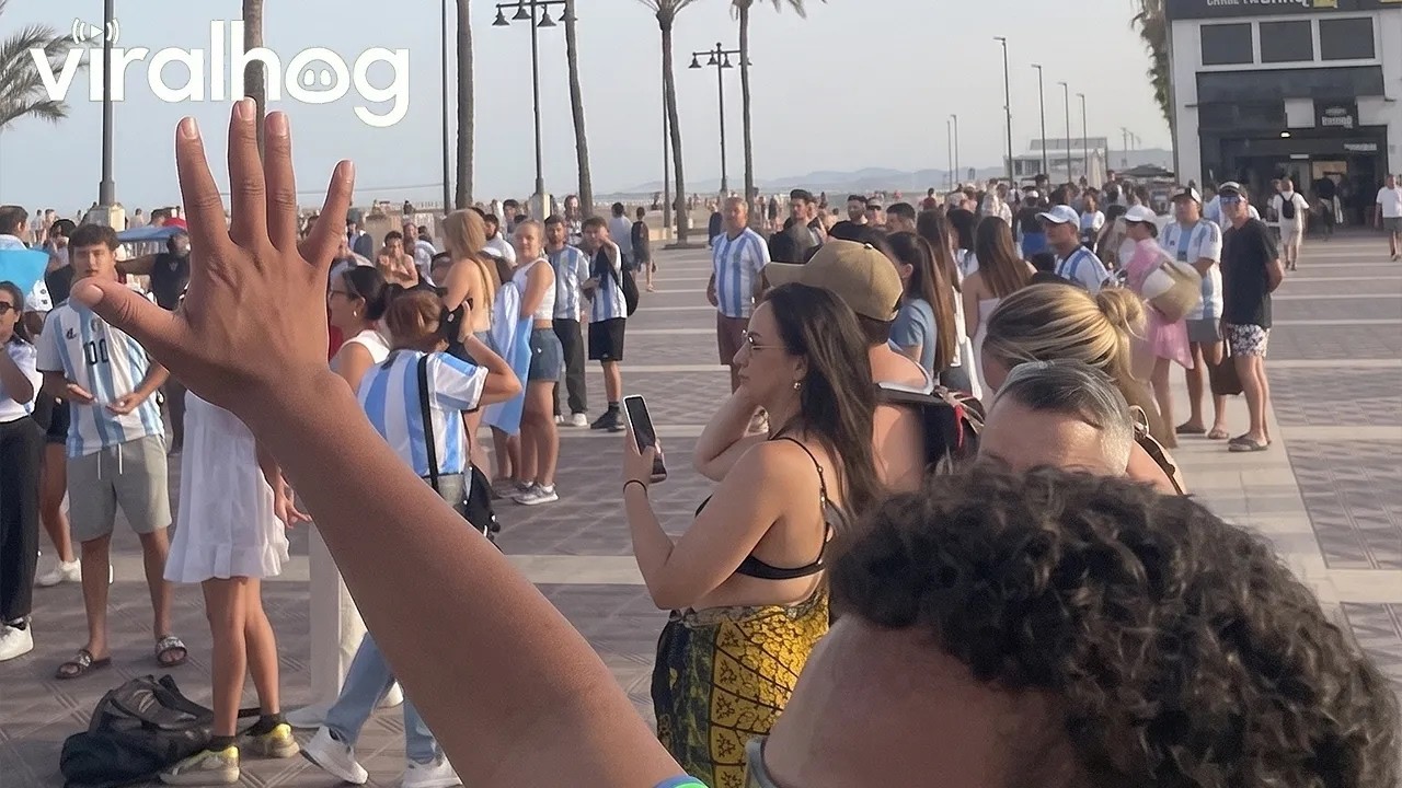 Brazilian World Cup Fan Taunts Argentinian Fans in Spain || ViralHog