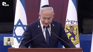 דברי ראש הממשלה בנימין נתניהו בטקס פתיחת אירועי יום הזיכרון לחללי מערכות ישראל ונפגעי פעולות האיבה (עדכוני משרד ראש הממשלה) - התמונה מוצגת ישירות מתוך אתר האינטרנט יוטיוב. זכויות היוצרים בתמונה שייכות ליוצרה. קישור קרדיט למקור התוכן נמצא בתוך דף הסרטון