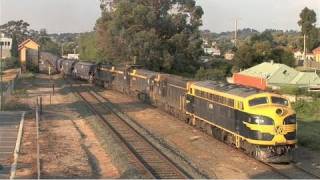 preview picture of video 'El Zorro Grain train arrives into Bendigo.  Sat 19/03/11'