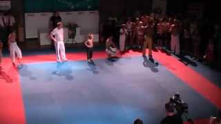 preview picture of video 'Capoeira Einlage bei der Shownight des 6. Kamikaze Karate Sommercamp in Neuhofen'