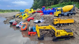 Download lagu Finding toy race cars, cement mixer trucks, trains, excavators, telolet buses, shaking trucks, Ep... mp3