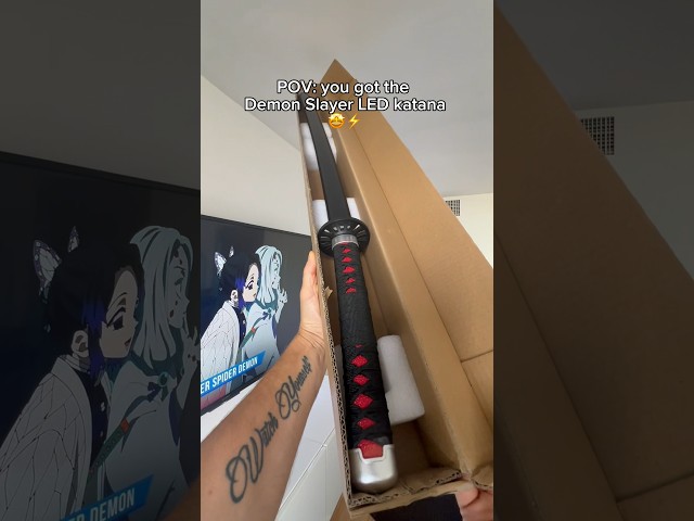 Vídeo relacionado con AMONT | Katana LED Decorativa Rengoku 105 cm | Réplica Japonesa en Bambú no Tiene Filo con Iluminación Roja y Dorada | Hoja de Fuego con Tsuba de Llama | Espada Ligera para Exhibición y Cosplay | EYM