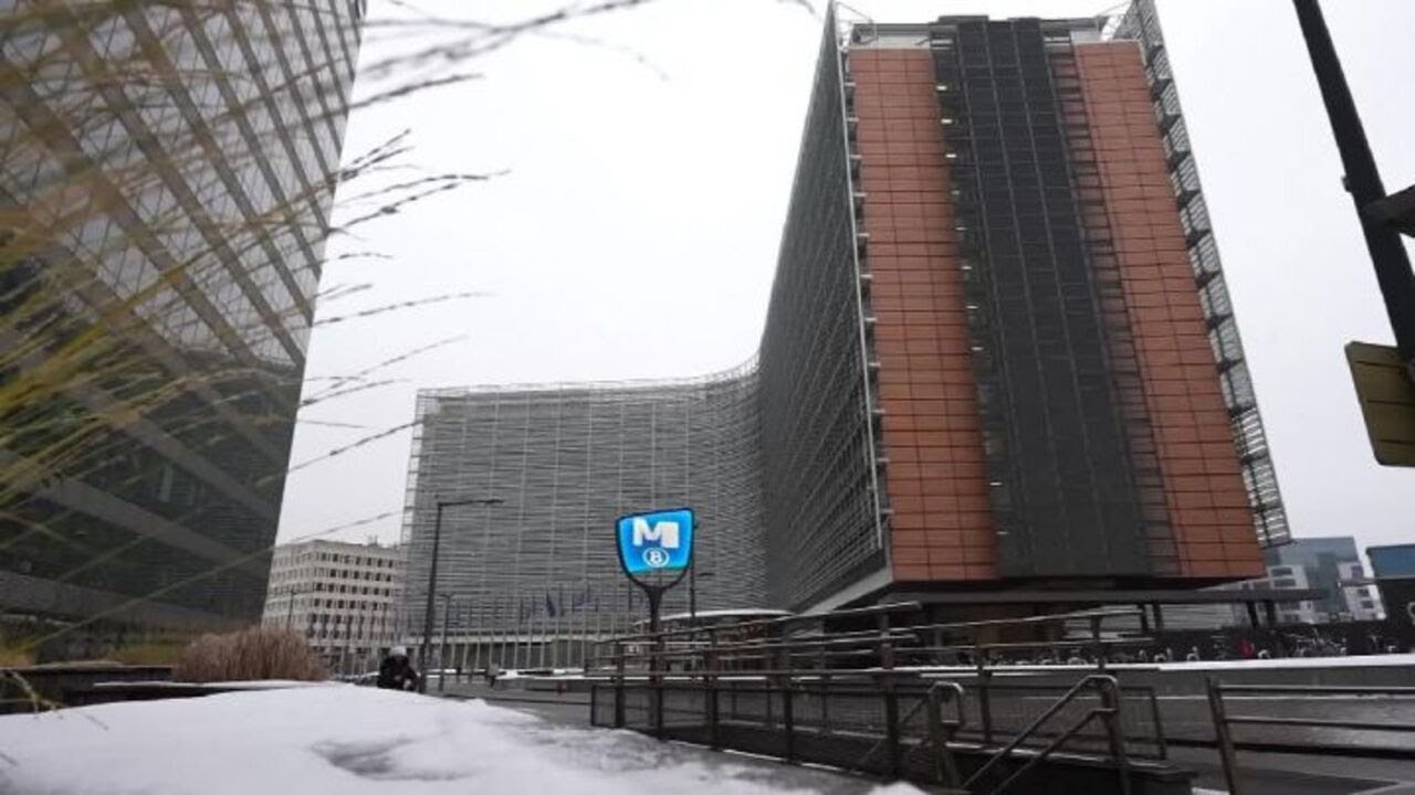 Neve a Bruxelles, ecco Palazzo Berlaymont, sede della Commissione Ue, imbiancato