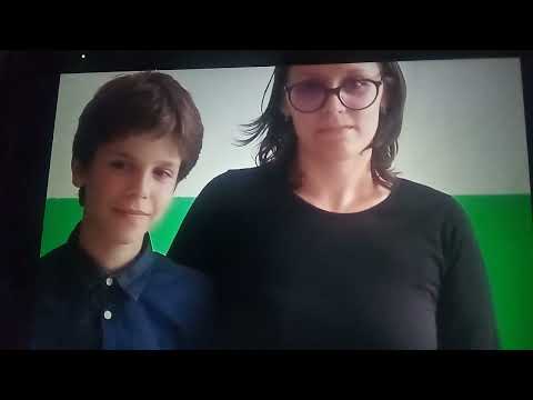 Domnișoara învățătoare Matei Bianca cu elevul dânsei  ,  la Școala gimnazială Topana , Olt.