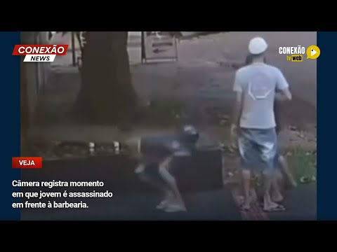Video: Câmera registra momento em que jovem é assassinado em frente à barbearia.