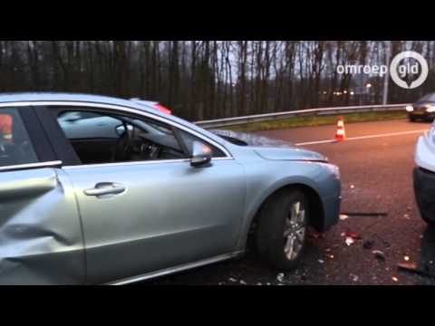 11 auto's op elkaar; A50 bij Heerde enige tijd dicht