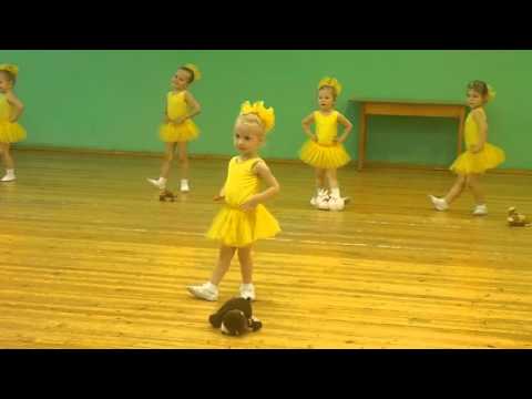 Танец 'Модные игрушки'. (София Тихомирова-3,9 года)
