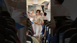 Download lagu Kesibukan Pramugari Cantik Super Air Jet dalam Pesawat Saat Proses Boarding mp3