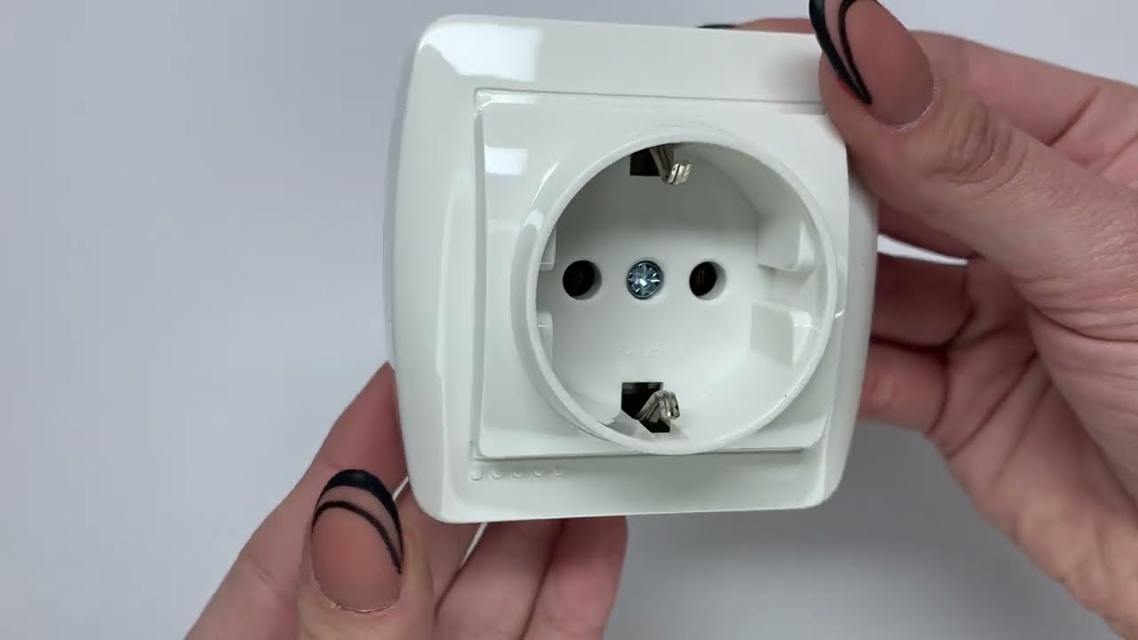 Розетка накладная одинарная с/з LEZARD Demet белая IP20 711-0200-122