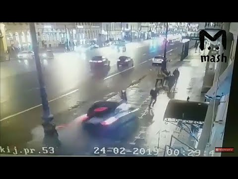 BMW X6 сбивает толпу людей на Невском проспекте
