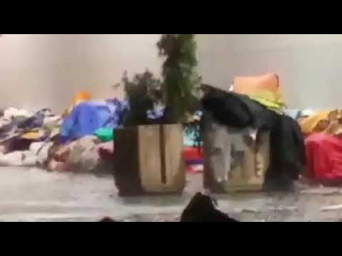 Užasne scene na stanici: Migranti spavaju na kiši