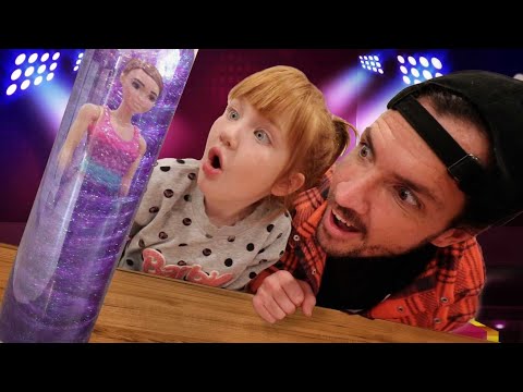 BARBiE MUSiC MAKEOVER!!  Family Dance Party and Color Reveal Game! new magic surprise presents