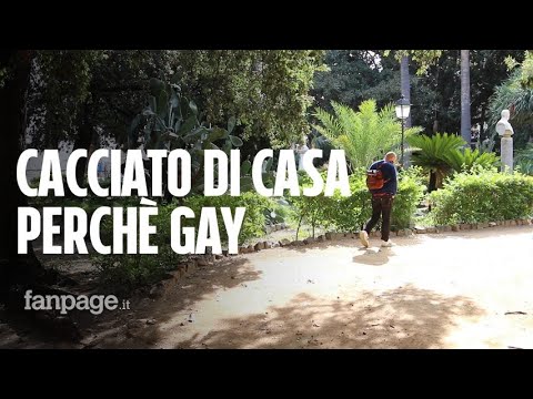 Manuel vive per strada, cacciato di casa dalla madre perché è gay: "Fai il maschio, altrimenti via"